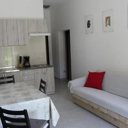 Laura's Facing The Garden *