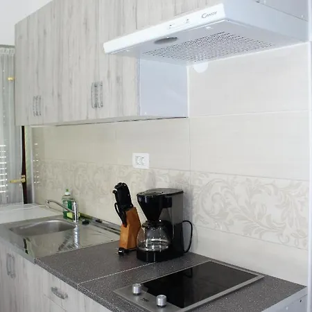 Laura's Facing The Garden *