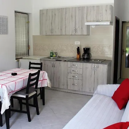 Laura's Facing The Garden