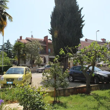 Laura's Facing The Garden *