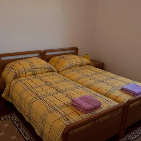 Laura's Facing The Garden Lejlighed