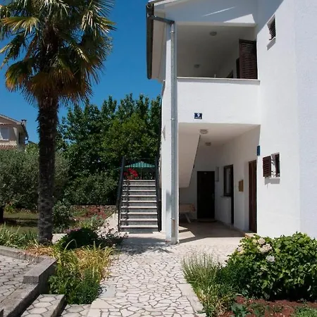 Laura's Facing The Garden