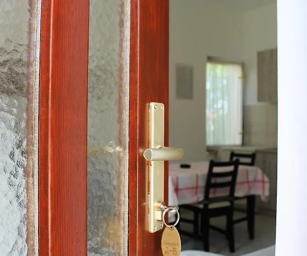 Laura's Facing The Garden Poreč