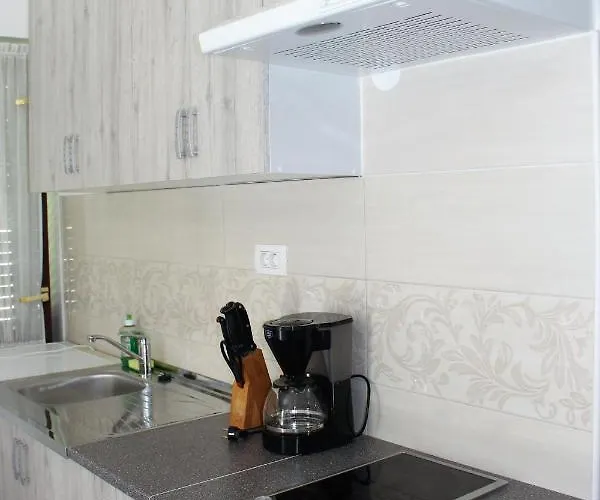 Laura's Facing The Garden *