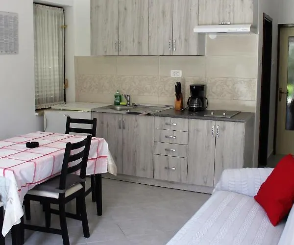 Laura's Facing The Garden