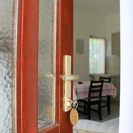 Laura's Facing The Garden Пореч