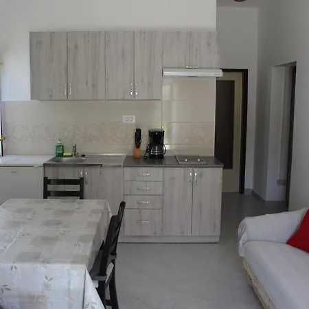 Laura's Facing The Garden Апартаменты Пореч