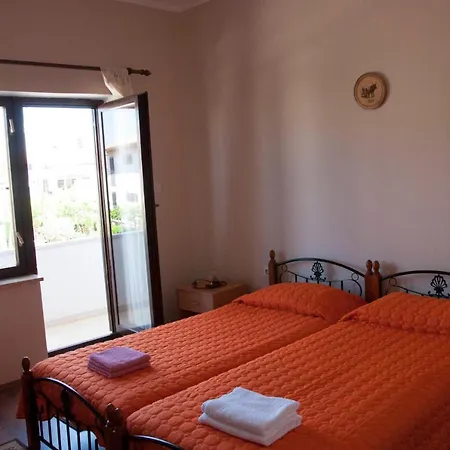 Laura's Facing The Garden Apartment Porec
