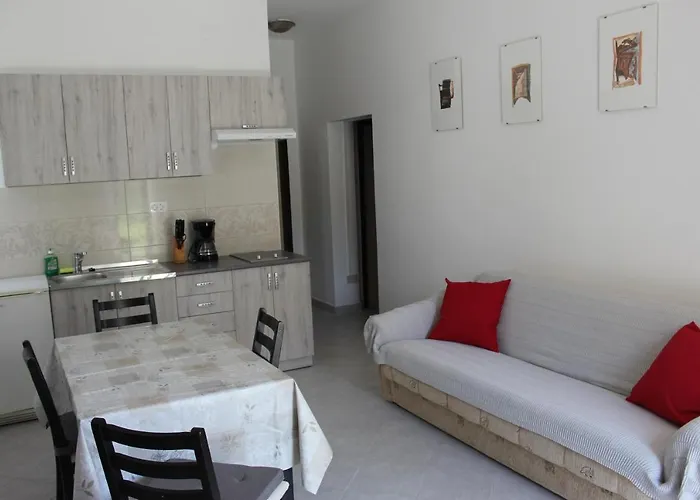 Laura's Facing The Garden *