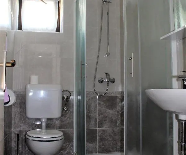 Laura's Facing The Garden * Poreč