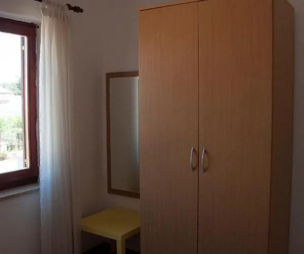 Laura's Facing The Garden *