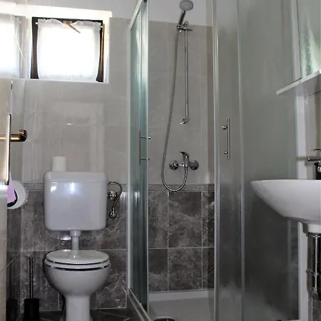 Laura's Facing The Garden * Poreč