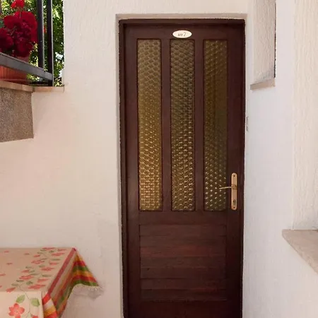 Laura's Facing The Garden Apartment