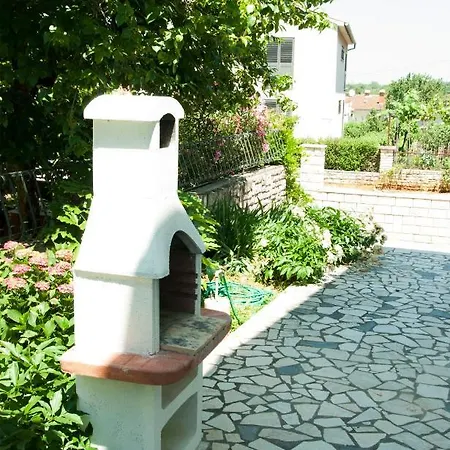 Laura's Facing The Garden Apartment