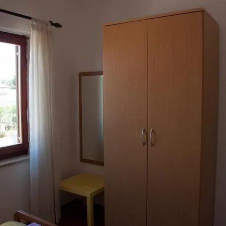 Laura's Facing The Garden *