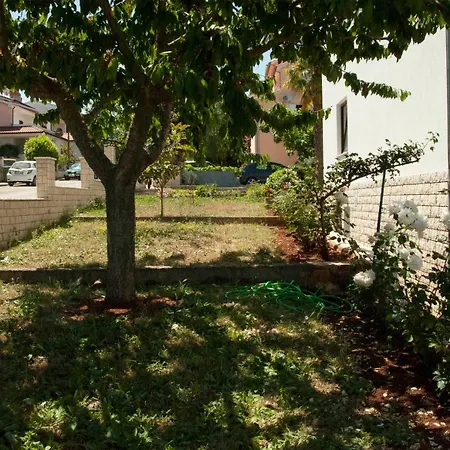 Laura's Facing The Garden *