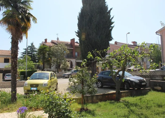 Laura's Facing The Garden *