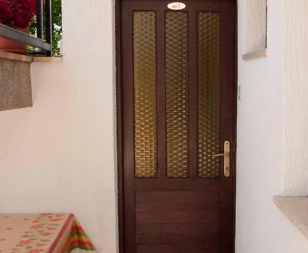 Laura's Facing The Garden Apartman