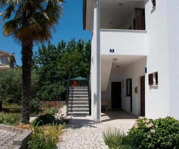 Laura's Facing The Garden